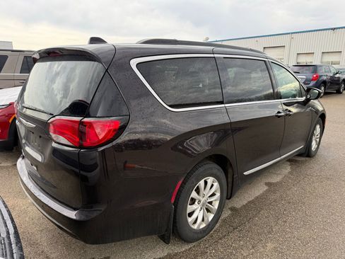 Used 2017 Chrysler Pacifica Touring-L image 3