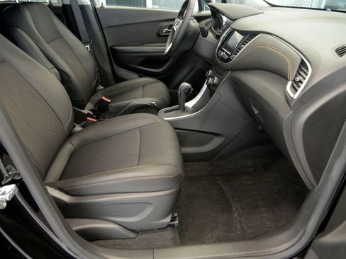 Used 2022 Chevrolet Trax LT w/ LT Convenience Package image 29