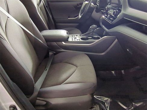 Used 2024 Toyota Highlander LE image 27