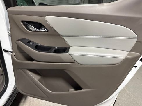 Used 2021 Chevrolet Traverse LT FWD image 13