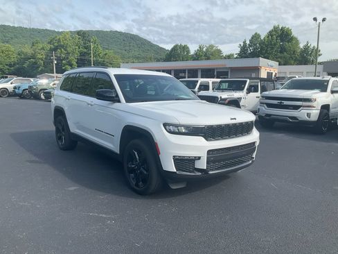 Used 2022 Jeep Grand Cherokee L Limited w/ Black Appearance Package RWD image 3