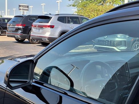 Used 2022 Volvo XC40 T5 R-Design w/ Advanced Package image 25