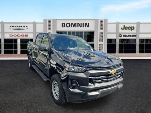 Used 2025 Chevrolet Colorado W/T image 2