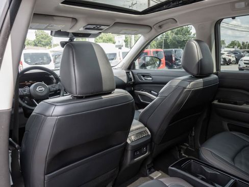 Used 2023 Nissan Pathfinder Platinum AWD/4WD image 18