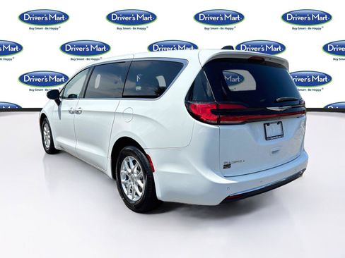 Used 2023 Chrysler Pacifica Touring-L FWD image 5