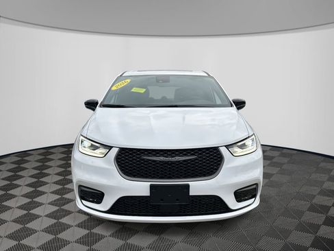 Used 2026 Chrysler Pacifica Select image 2