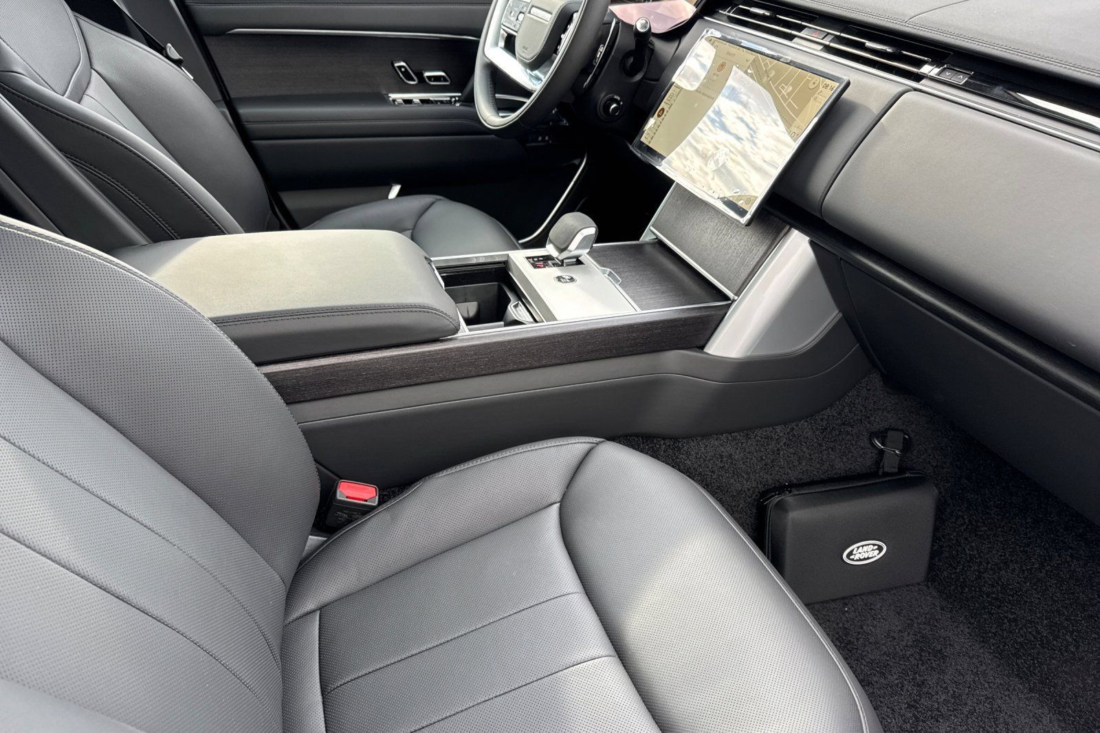 New 2026 Land Rover Range Rover Long Wheelbase SE AWD/4WD image 17