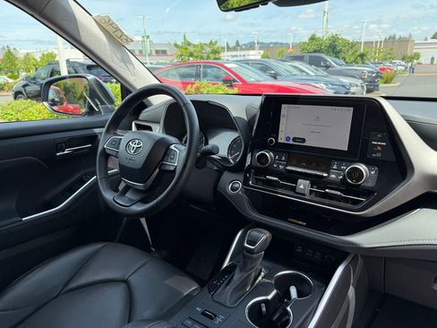 Certified 2024 Toyota Highlander XLE AWD/4WD image 21
