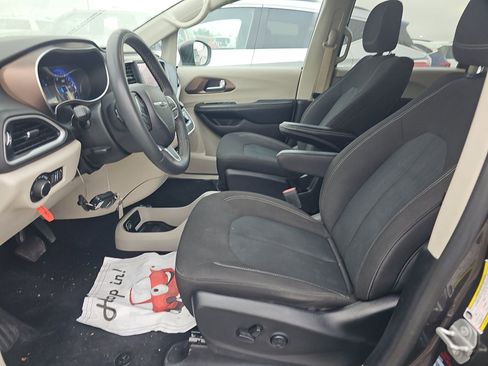Used 2022 Chrysler Voyager LX image 7