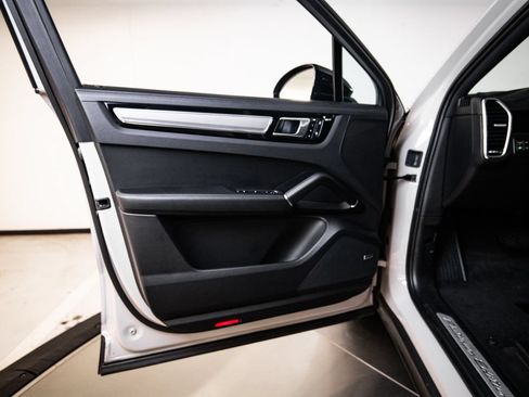 Certified 2023 Porsche Cayenne Platinum Edition AWD/4WD image 23