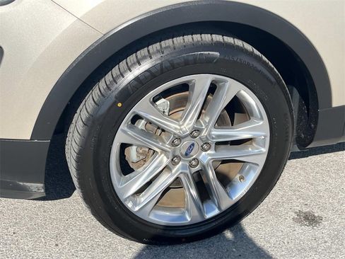 Used 2017 Ford Explorer XLT w/ Equipment Group 202A image 9