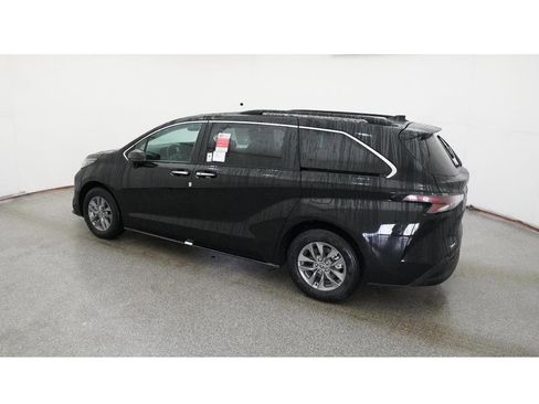 New 2026 Toyota Sienna XLE image 5