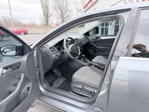 Used 2017 Volkswagen Jetta S image 9