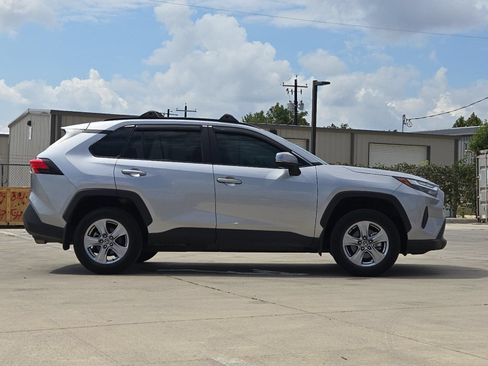 Used 2022 Toyota RAV4 XLE w/ Convenience Package FWD image 6