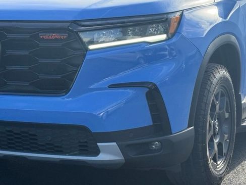 Used 2025 Honda Pilot TrailSport image 2