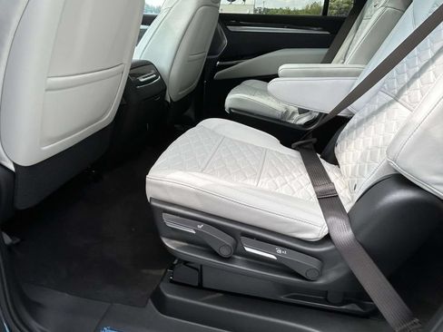 New 2026 Cadillac Escalade ESV V AWD/4WD image 14