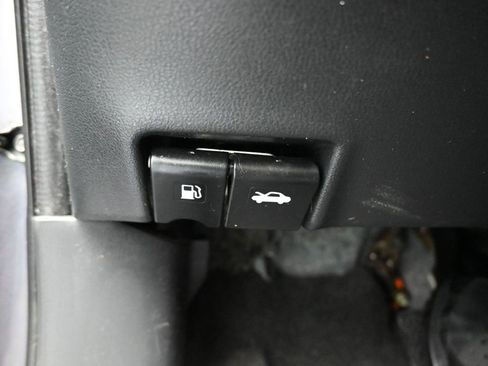 Used 2015 Nissan Versa SV image 22