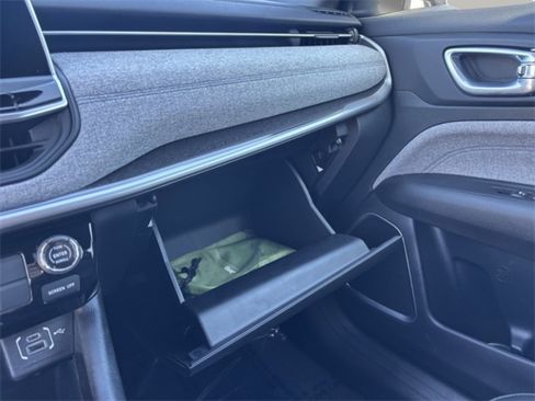 Used 2025 Jeep Compass Latitude image 16