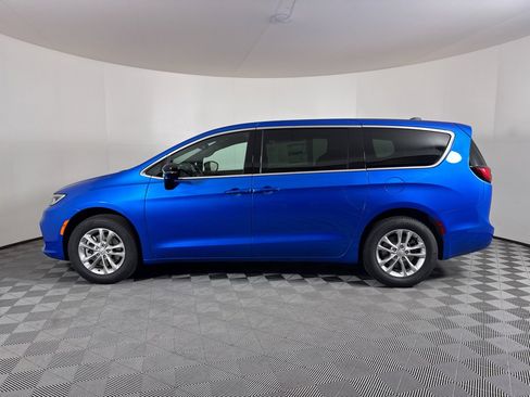 New 2026 Chrysler Pacifica Select AWD/4WD image 17