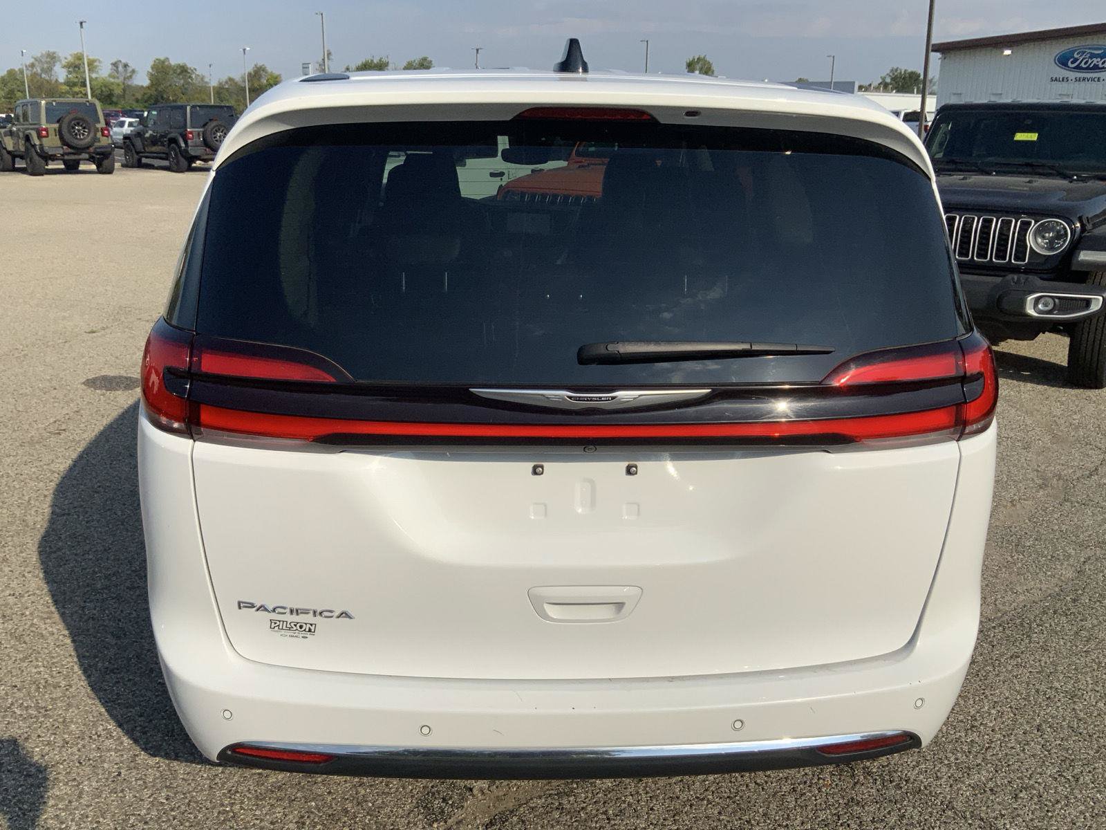 Used 2024 Chrysler Pacifica Touring-L FWD image 9