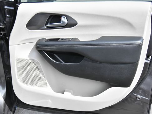 Used 2023 Chrysler Pacifica Touring-L FWD image 49