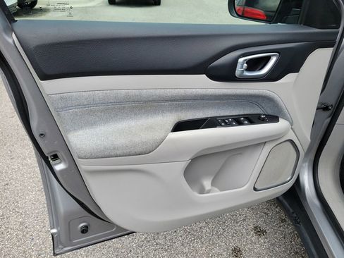 Used 2022 Jeep Compass Latitude FWD image 18