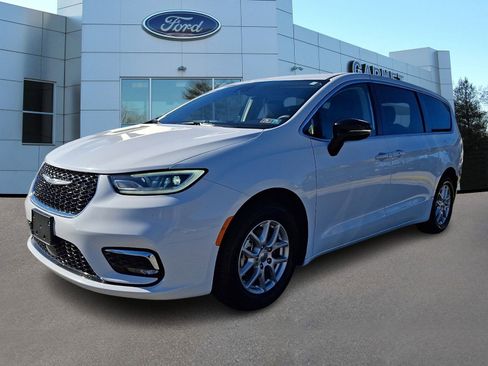 Used 2024 Chrysler Pacifica Touring-L image 4