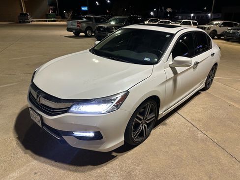 Used 2017 Honda Accord Touring image 7