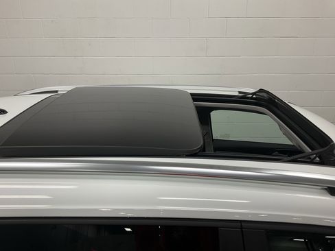 Certified 2023 Volkswagen Taos SE w/ Panoramic Sunroof Package image 5