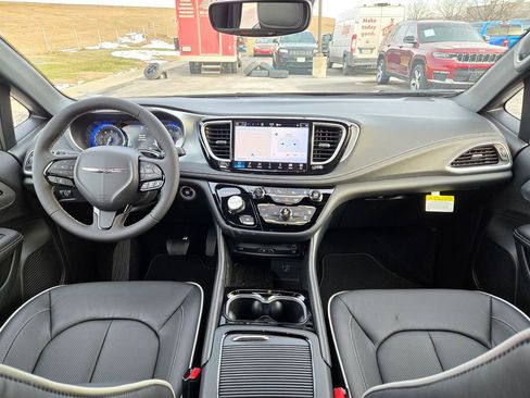 New 2026 Chrysler Pacifica Limited w/ Uconnect Theater Family Group image 15