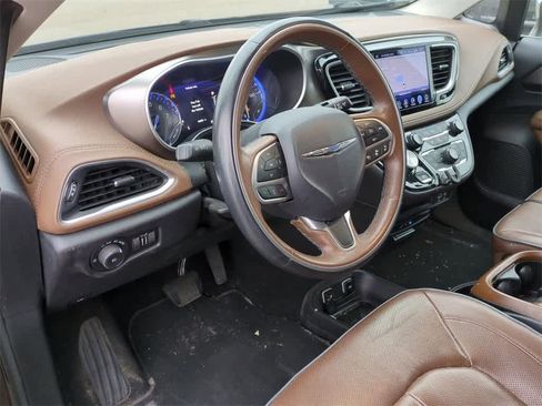 Used 2017 Chrysler Pacifica Limited image 2