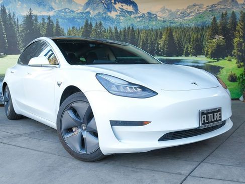 Used 2020 Tesla Model 3 Standard Range Plus image 3