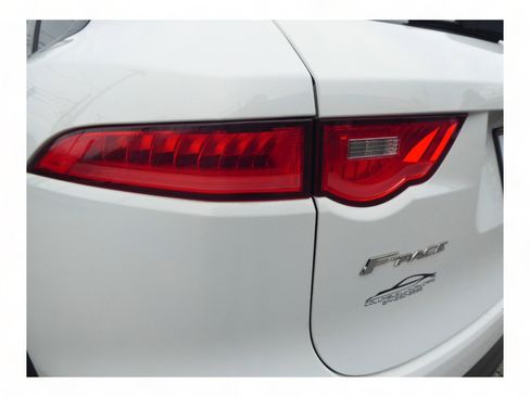 Used 2017 Jaguar F-PACE R-Sport image 25