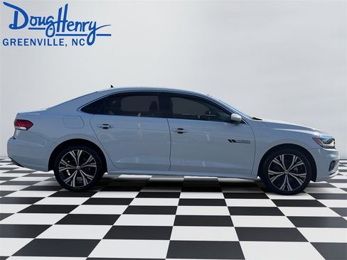 Used 2022 Volkswagen Passat 2.0T SE image 6