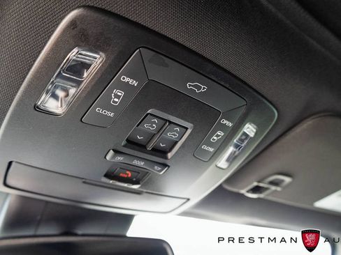 Used 2025 Toyota Sienna XSE FWD image 9