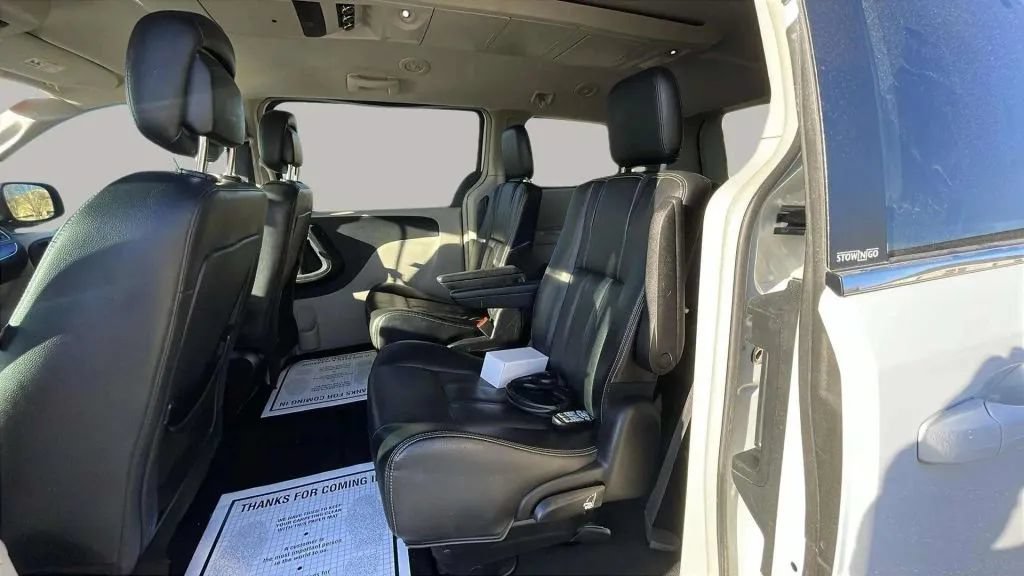 Used 2014 Chrysler Town & Country Touring FWD image 17