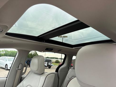 Used 2019 Chrysler Pacifica Limited w/ Advanced Safetytec Group FWD image 10