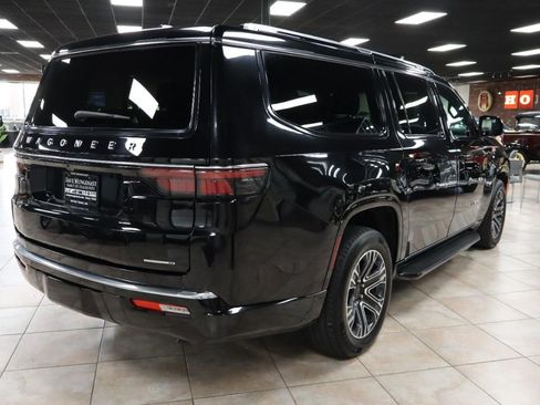 Used 2024 Jeep Wagoneer L Series II w/ Flexible Seating Group AWD/4WD image 5