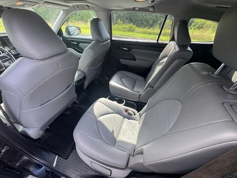Used 2021 Toyota Highlander XLE AWD/4WD image 13