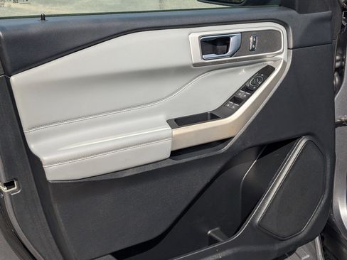 Used 2022 Ford Explorer XLT w/ Equipment Group 202A image 16