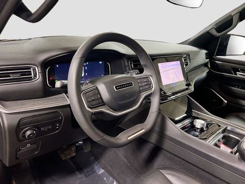 Used 2022 Jeep Wagoneer Series III w/ Flexible Seating Group image 9