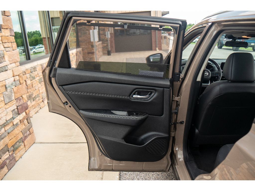 Used 2024 Nissan Rogue SV w/ SV Premium Package AWD/4WD image 18