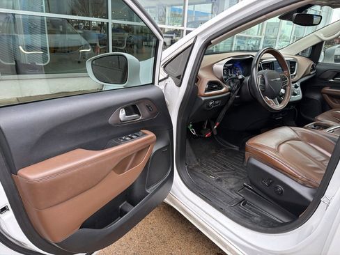 Used 2018 Chrysler Pacifica Limited w/ Tire & Wheel Group image 8