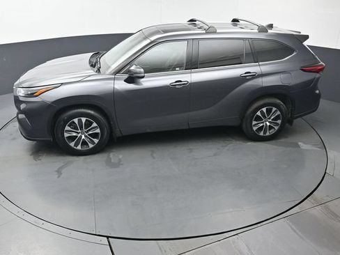 Used 2022 Toyota Highlander XLE AWD/4WD image 37