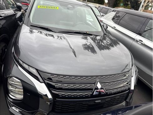 Used 2025 Mitsubishi Outlander SE image 2