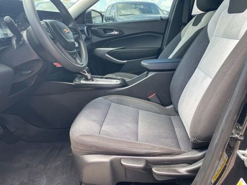 Used 2024 Chevrolet Trax LS w/ LS Convenience Package FWD image 3