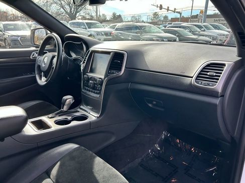 Used 2017 Jeep Grand Cherokee Altitude image 10