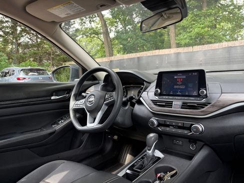 Used 2025 Nissan Altima 2.5 SV FWD image 34