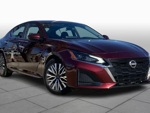 Used 2024 Nissan Altima 2.5 SV w/ SV Premium Package image 2