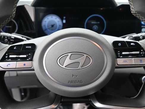 Certified 2025 Hyundai Elantra SEL image 10